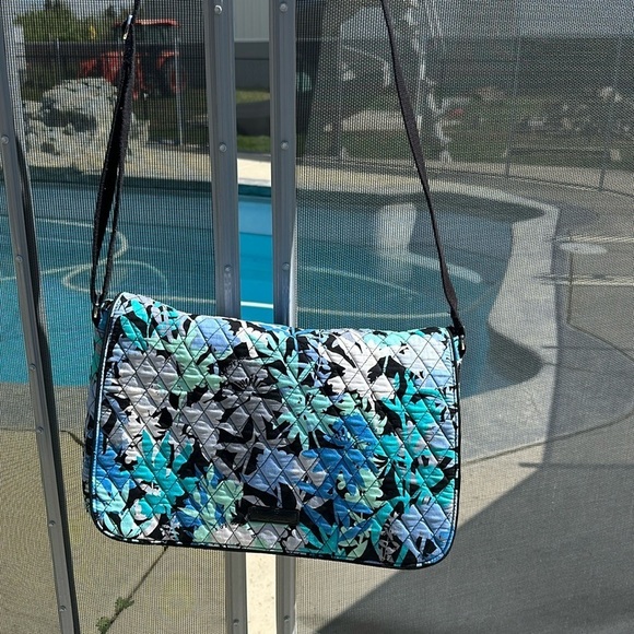 Vera Bradley Handbags - Vera Bradley tooled messenger quilted blue/green/white/ black leaves
